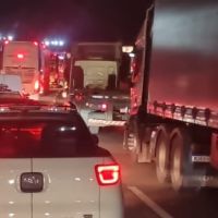 Caminhões se chocam e interditam BR 101 no sentido Curitiba