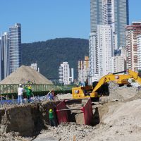 Reurbanização da praia Central avança com muro de proteção