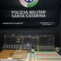 Caça-níquel e drogas são apreendidos no bairro São Judas