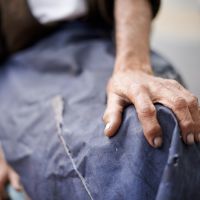 Morador de rua é agredido e esfaqueado