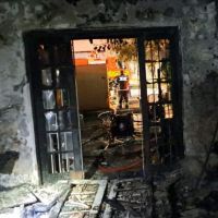 Homem é resgatado por vizinhos pela janela de casa incendiada