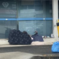 Mulheres doentes vivem em situação de rua em frente ao INSS