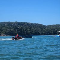 Barco vira e pescadores ficam à deriva em Porto Belo