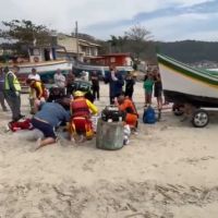 Jovem tem rosto esmagado por barco em praia de Santa Catarina