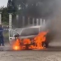 Carro pega fogo na divisa entre Penha e Navegantes