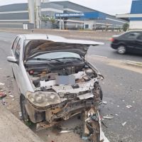 Carro dá ré na Jorge Lacerda e provoca acidente no Espinheiros