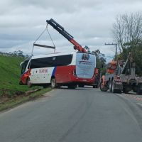 Motorista perde o controle de ônibus e acerta barranco