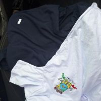 Moradora joga uniformes escolares no lixo e caso vai parar na polícia