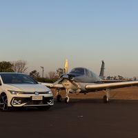 Novo Golf GTI chega ao Brasil vencendo racha com avião