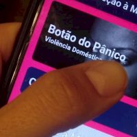 Botão do Pânico ajuda polícia a prender mais de 100 agressores