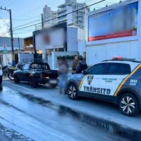 Adolescente troca letras de placa de carro para enganar policiais
