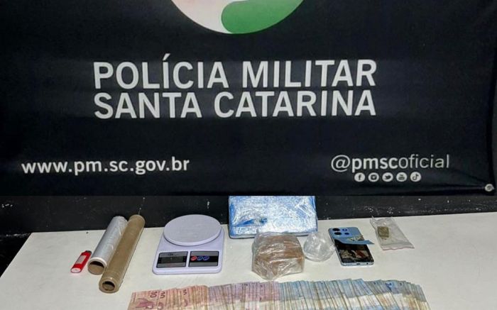 Na mochila havia 1 kg de cocaína (foto: PM)