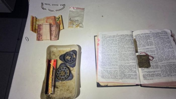 Cão policial ajudou na busca que localizou maconha escondida no livro sagrado (Foto: PMSC/Divulgação
