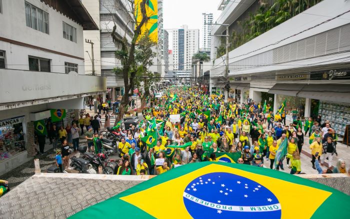 Fran Marcon) Foto: Praça Almirante Tamandaré, em BC, também teve ato (Foto: Paulo Giovany)