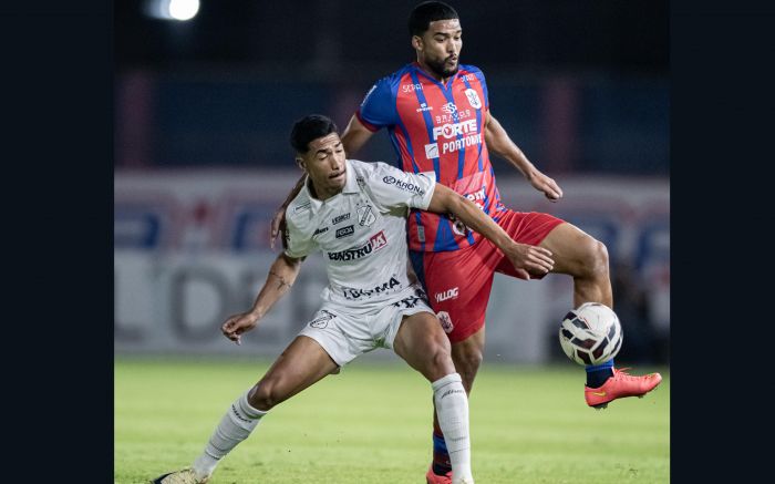 Duelo foi disputado na noite deste domingo, no Gigantão (Foto: Léo Piva)