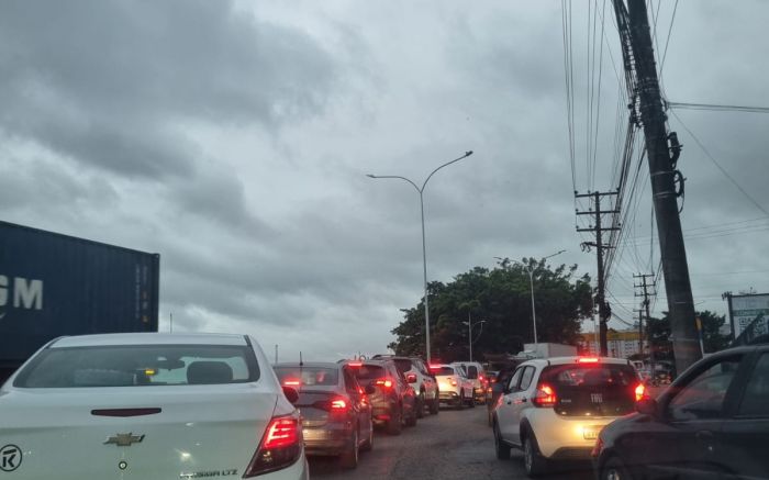 Trânsito lento na Reinaldo e obras na BR 101 na manhã de terça-feira