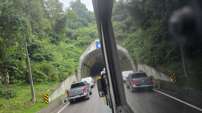 Acidente com caminhão, carro e moto trava a BR 101 em Itapema