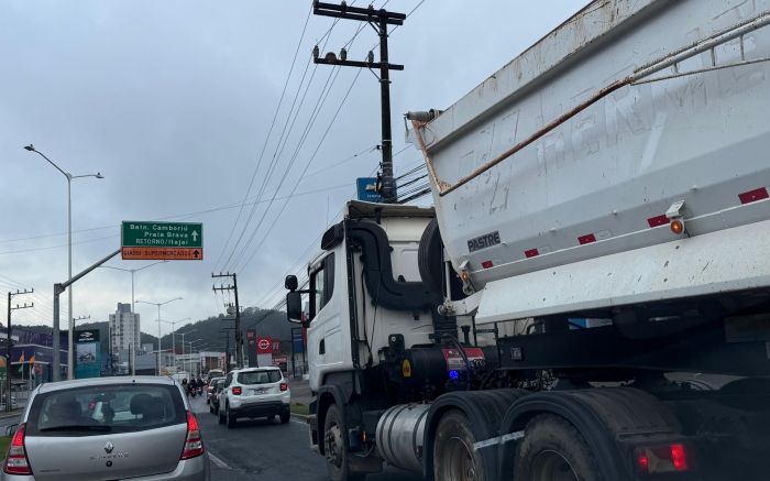 Manhã de muito trânsito em Itajaí e região