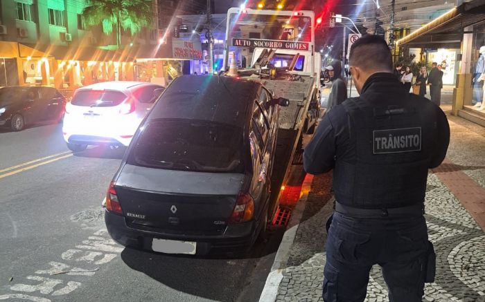 Carro ainda estava estacionado em local proibido (foto: GMBC)