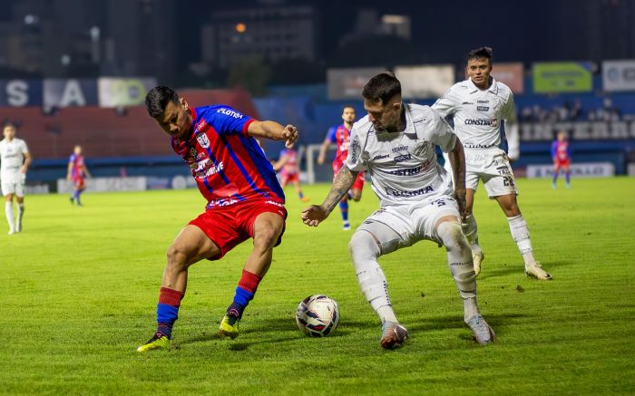 Equipes empataram em 0 a 0 no jogo de ida (Foto: Vica Bueno)