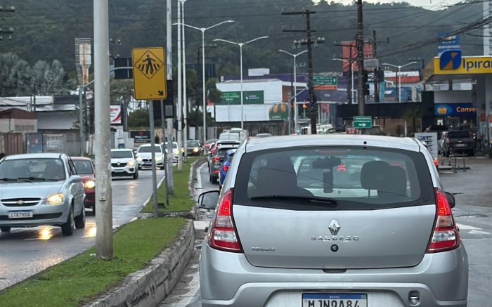 Começo da semana é de movimento intenso entre Itajaí e Balneário Camboriú