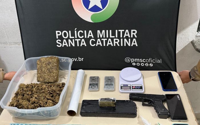 Apreensão incluiu drogas, balanças, dinheiro e um simulacro de arma de fogo (Foto: PMSC/Divulgação)