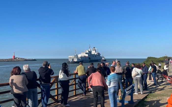 População acompanhou dos molhes o desfile pelo rio e mar do navio de guerra da Marinha do Brasil (Foto João Batista)