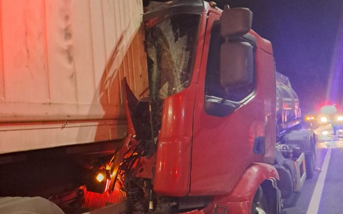 Outro motorista levava contêiner de carne para o porto de Itapoá (foto: Corpo de Bombeiros)