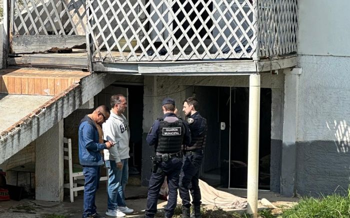 Homem foi encontrado morto em casa ao lado do lojão Hiper Diferente (Foto: Bruna Amorim)