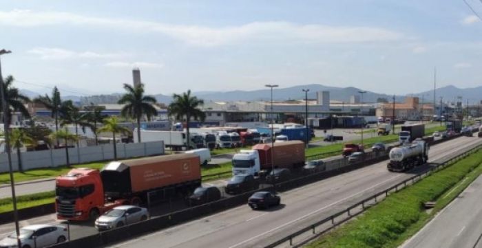 Já são mais de cinco quilômetros de filas (Foto: Reprodução Arquivo)