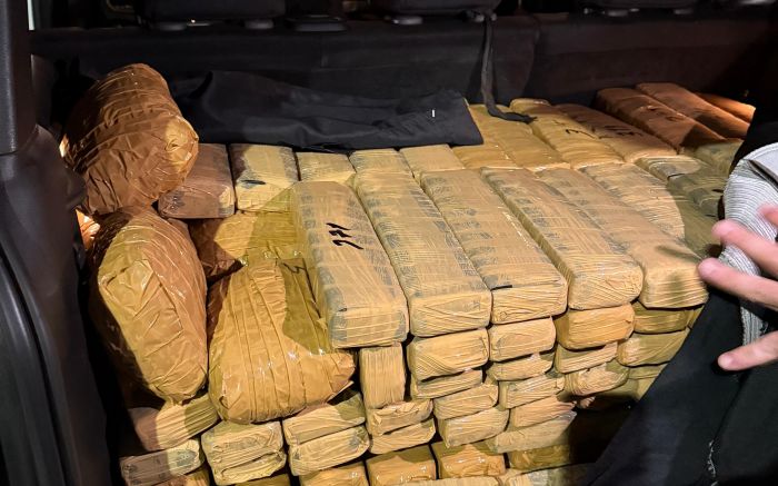 Polícia apreendeu o veículo e a droga no bairro Cordeiros, em Itajaí (foto: BPM)