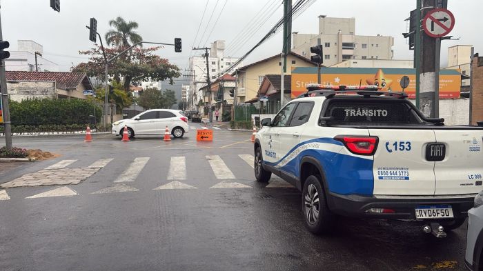 Equipe de sinalização já trabalha para conserto (Foto: BC Trânsito/Divulgação)
