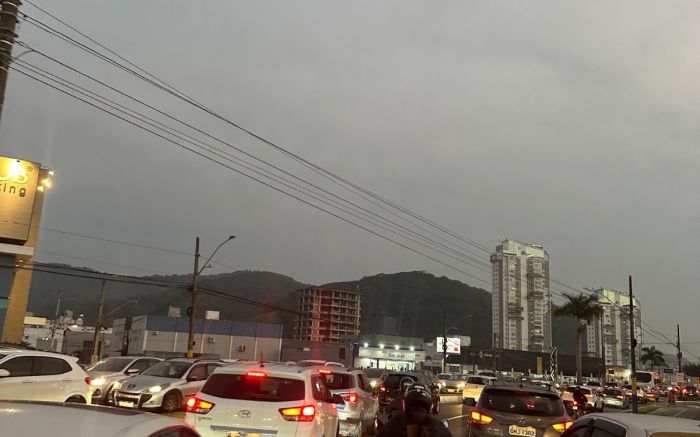Itajaí e Balneário Camboriú registram congestionamentos pontuais na hora do rush
