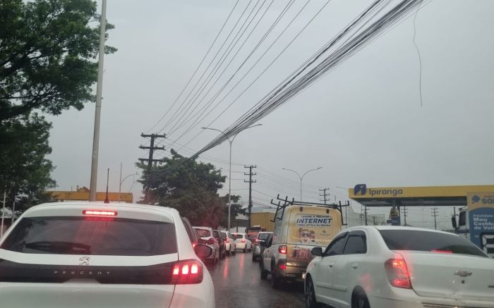 Com chuva, trânsito é lento em Itajaí e Balneário Camboriú