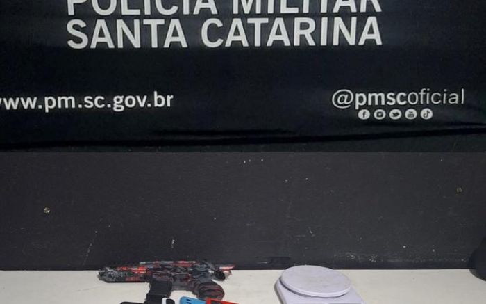 Drogas eram vendidas pelos guris (foto: PM)