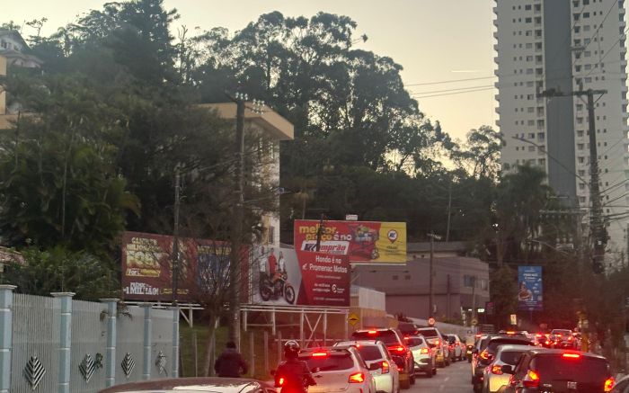 Vários pontos de Itajaí estão travados com congestionamento