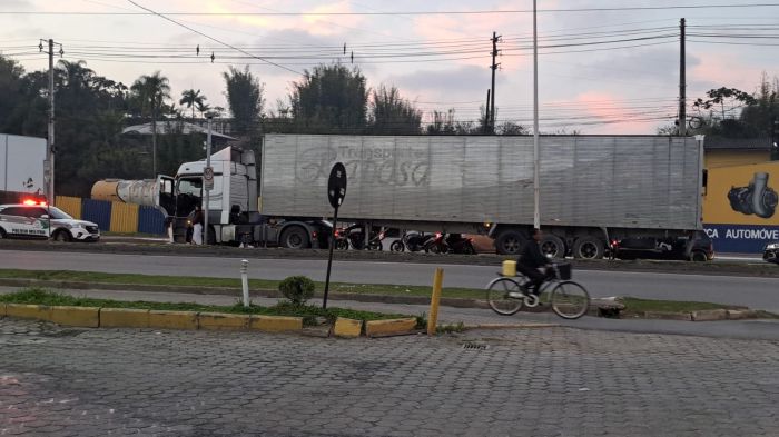 Briga aconteceu entre um homem e uma travesti (Foto: Leitor)