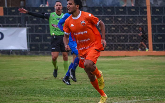 Wermeson marcou o gol do Camboriú na partida (Foto: Elton Silveira)