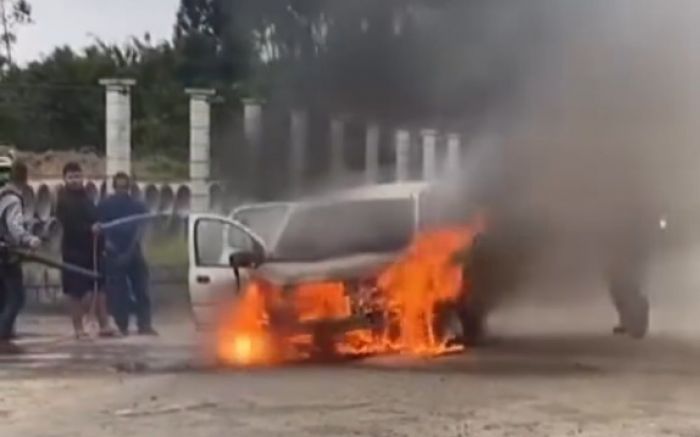 Fiat Uno ficou completamente destruído após incêndio em Navegantes (Foto: Leitor)