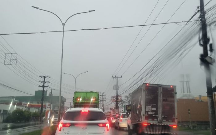 Trânsito amanhece com chuva e filas intensas nas principais avenidas