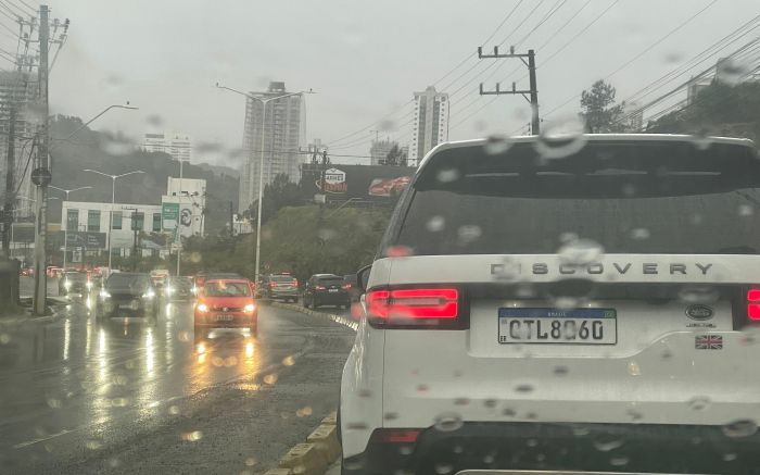 Chuva deixa o trânsito caótico em Itajaí e BC