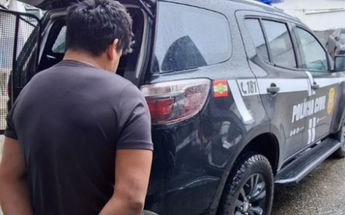 Criminoso foi capturado após tentar fugir dos policiais da DIC