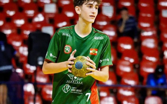 Pela seleção catarinense, Cauã foi vice-campeão brasileiro e eleito o melhor central (Foto: Divulgação)