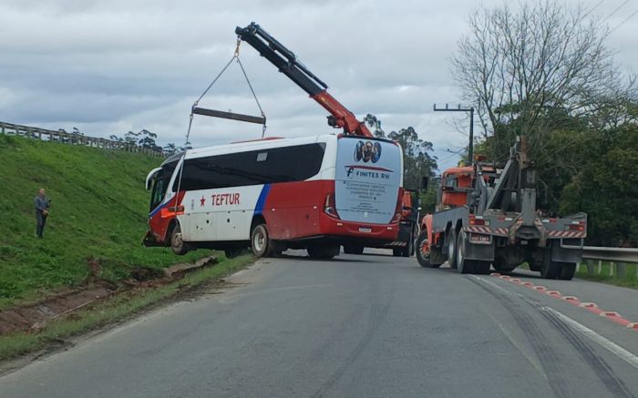Motorista deu de cara em barranco na Itaipava (Foto: Leitor)