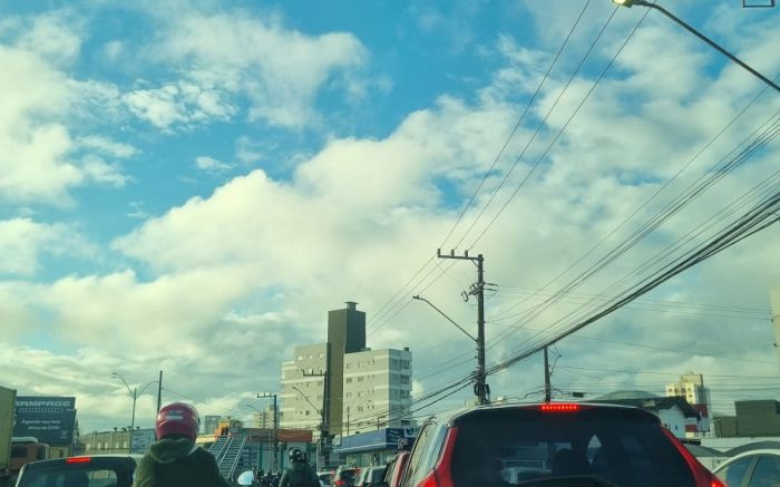 Tudo travado na avenida Reinaldo Schmithausen
