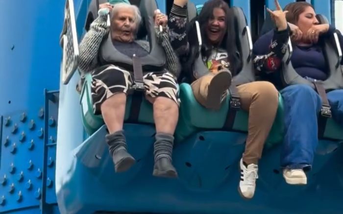 Legenda: Dona Sebastiana deu show na Big Tower: 88 anos, 100 metros de altura e dois milhões de views: (Foto: Reprodução/@sarinhaaraujooficial)