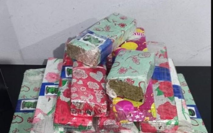 Embalagens de maconha estavam no banco traseiro (foto: BPM)