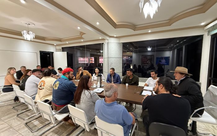 Prefeito reuniu tradicionalistas no gabinete para confirmar apoio à festa (Foto: divulgação)