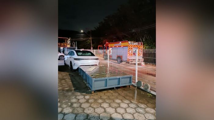 Bateria ficou submersa em tanque de água até apagar totalmente (Foto: Divulgação CBMSC)