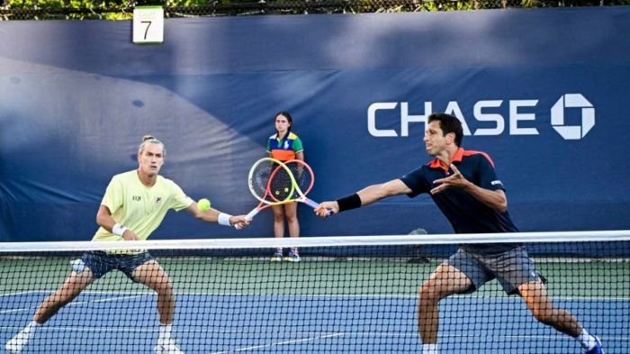 Rafael Matos (de branco) disputa o torneio ao lado do brasileiro Marcelo Melo (Foto: US Open)